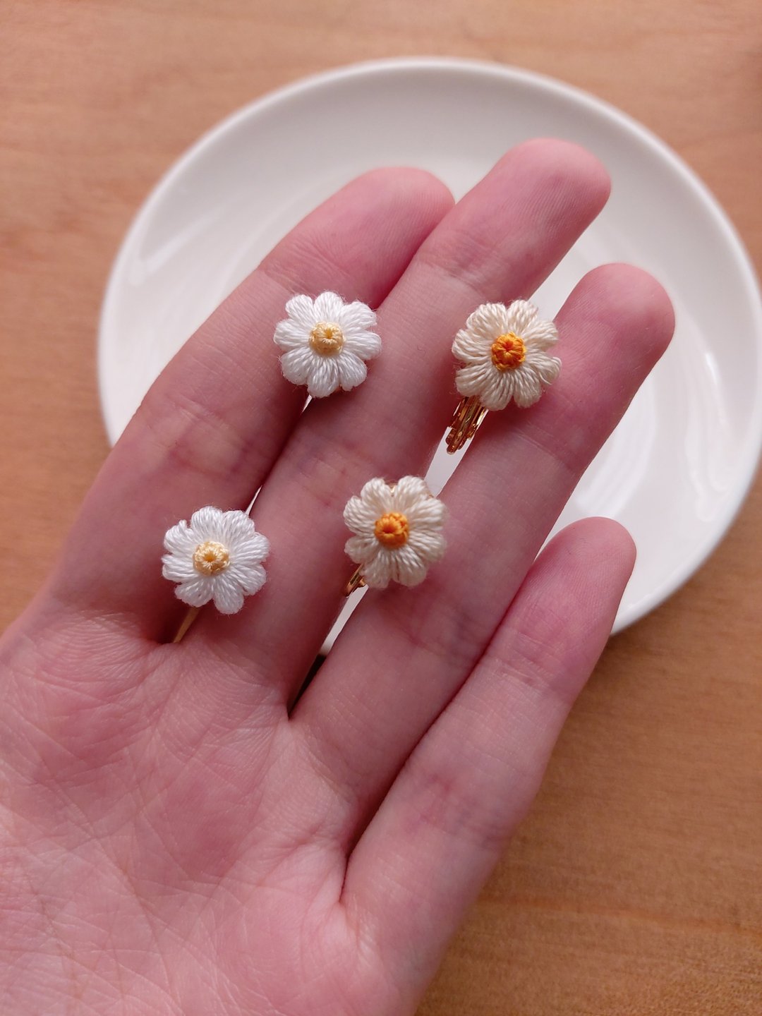 小雏菊耳环 钩针编织 蓬蓬小花系列 - 耳环/耳夹 - 绣线 白色