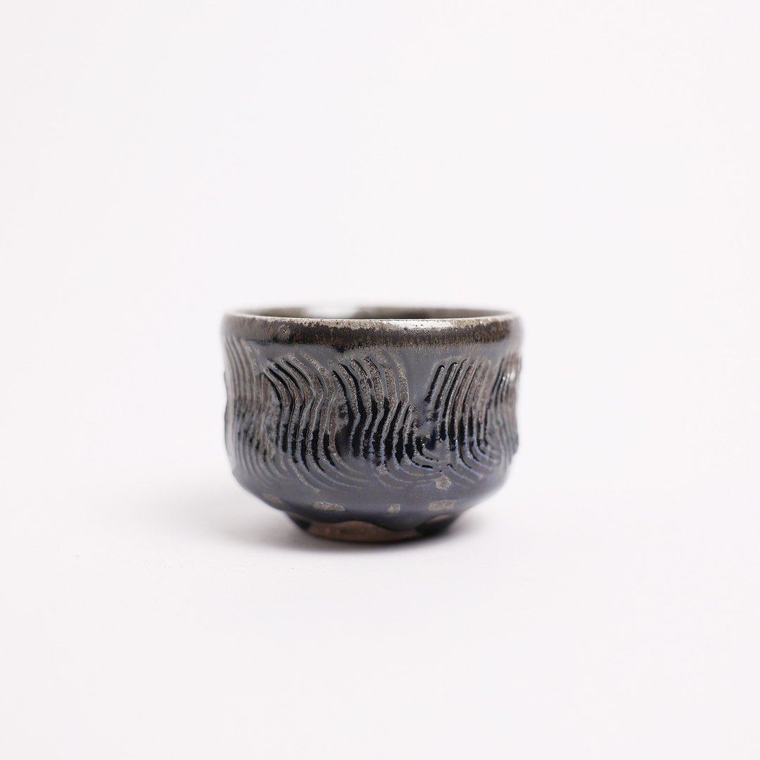 明芽窑 l 柴烧灰蓝水纹小茶碗 蓝 水波刻纹 陶艺品 茶杯 搜藏品 T - 茶具/茶杯 - 陶 蓝色
