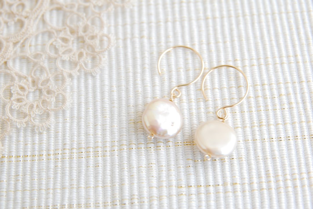 Light pink coin pearl earrings 14kgf - 耳环/耳夹 - 珍珠 粉红色