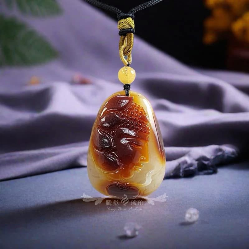 腾彪琥珀 天然沁色蜜蜡 佛在莲中生 留皮俏色 精品意境 项链坠 - 项链 - 半宝石 黄色
