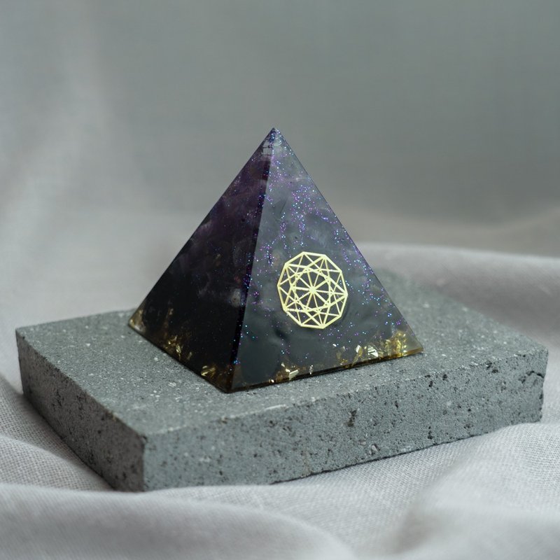 【紫晶、金曜石】奥根水晶能量金字塔Orgonite 6x6cm - 摆饰 - 水晶 多色