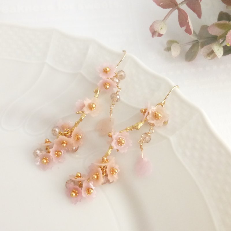 Cherry blossoms in full bloom on branches, Yoshino cherry tree earrings - 耳环/耳夹 - 其他金属 粉红色