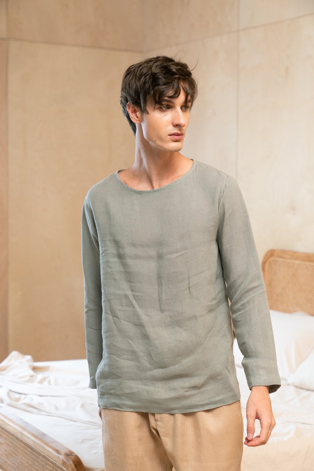 Pale green men's linen t-shirt, WEEKEND Solstice, Wide crew neck long sleeve - 男装衬衫 - 棉 绿色