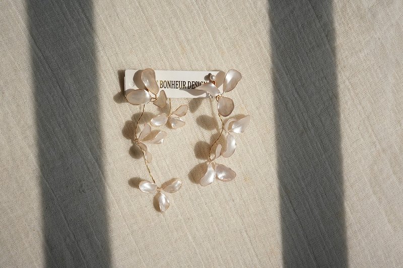 Chole//丝绸月光 - 耳环/耳夹 - 树脂 白色