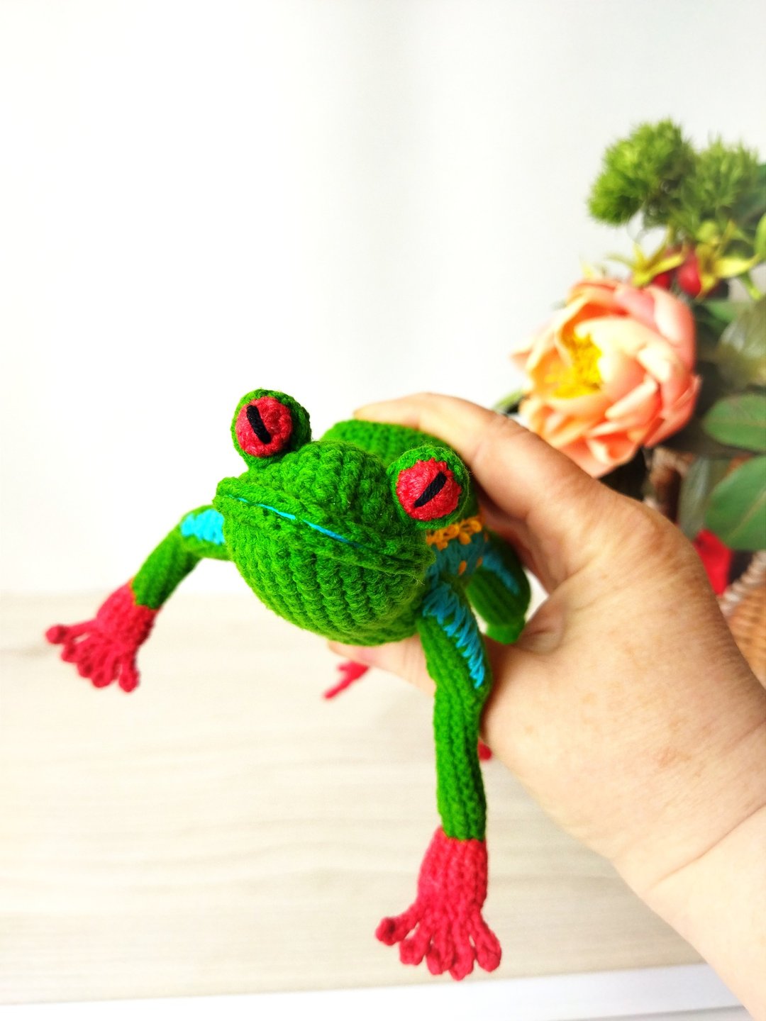 绿树蛙amigurumi。 动物蟾蜍。 青蛙雕像钩针与红色爪子 - 玩偶/公仔 - 棉 绿色