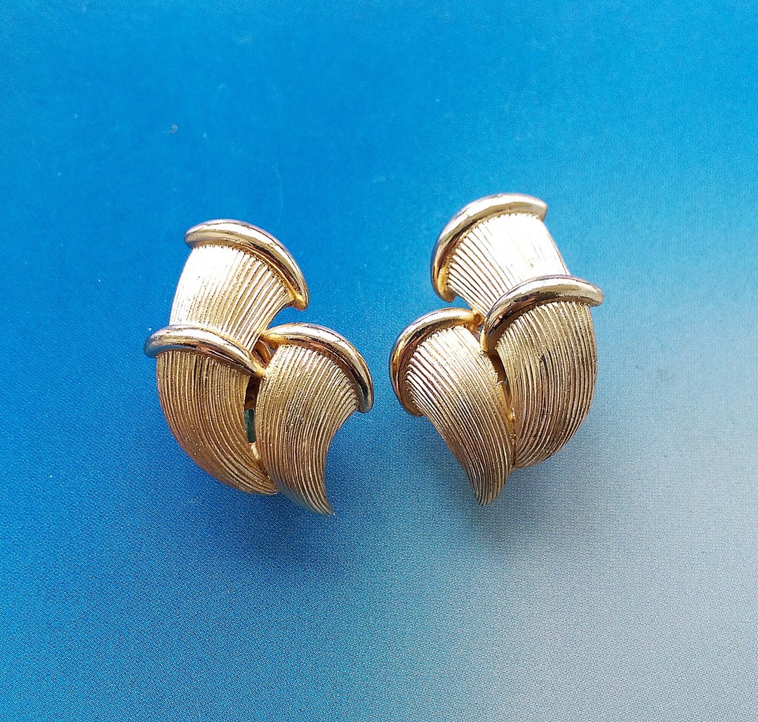 Vintage Jewelry 西洋古董饰品 TRIFARI 金色调 立体 竹 夹式耳环 - 耳环/耳夹 - 其他金属 金色