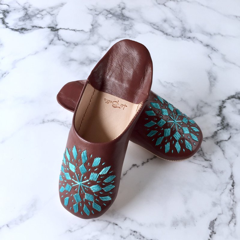 Elegant babouche (slippers) broadly chocolat with hand-stitched embroidery - 室内拖鞋 - 真皮 咖啡色