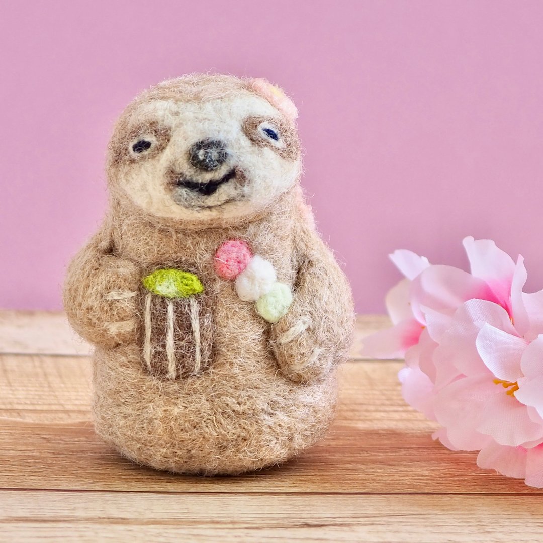Figurine of a sloth smiling with tea and dumplings - 摆饰 - 羊毛 咖啡色