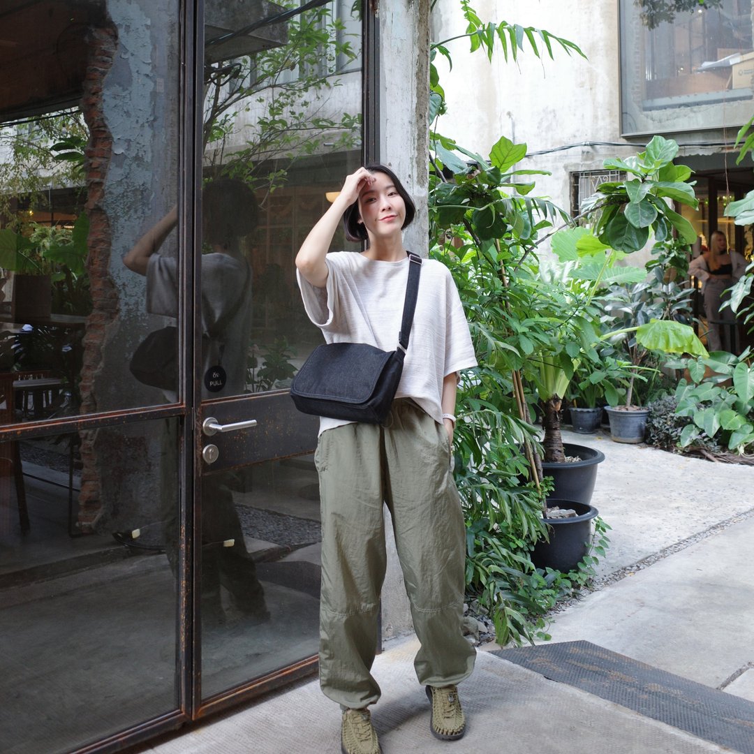 斜挎包 Midi crossbody bag - 黑色邮差包 WHITEOAKFACTORY 帆布牛仔布 - 侧背包/斜挎包 - 棉．麻 黑色