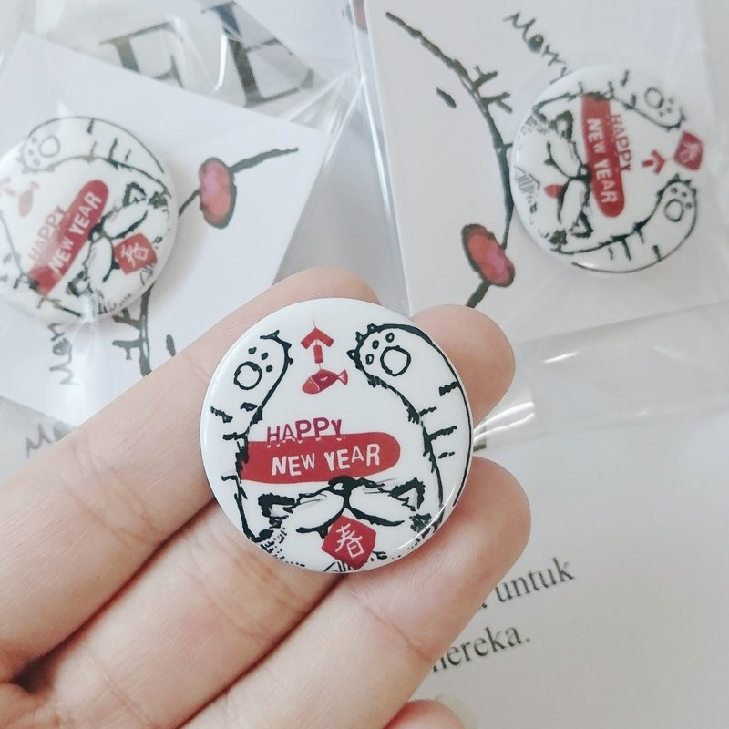 新年快乐年年有鱼2款 手绘 爱抱抱系列 胸章别针徽章 - 徽章/别针 - 塑料 红色