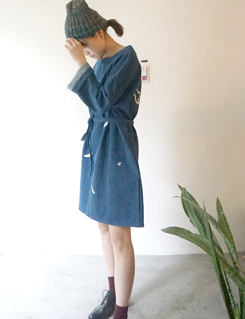 Yinke原创手工印花 厚实牛仔山棱小狗绑带口袋洋装 - 洋装/连衣裙 - 棉．麻 蓝色