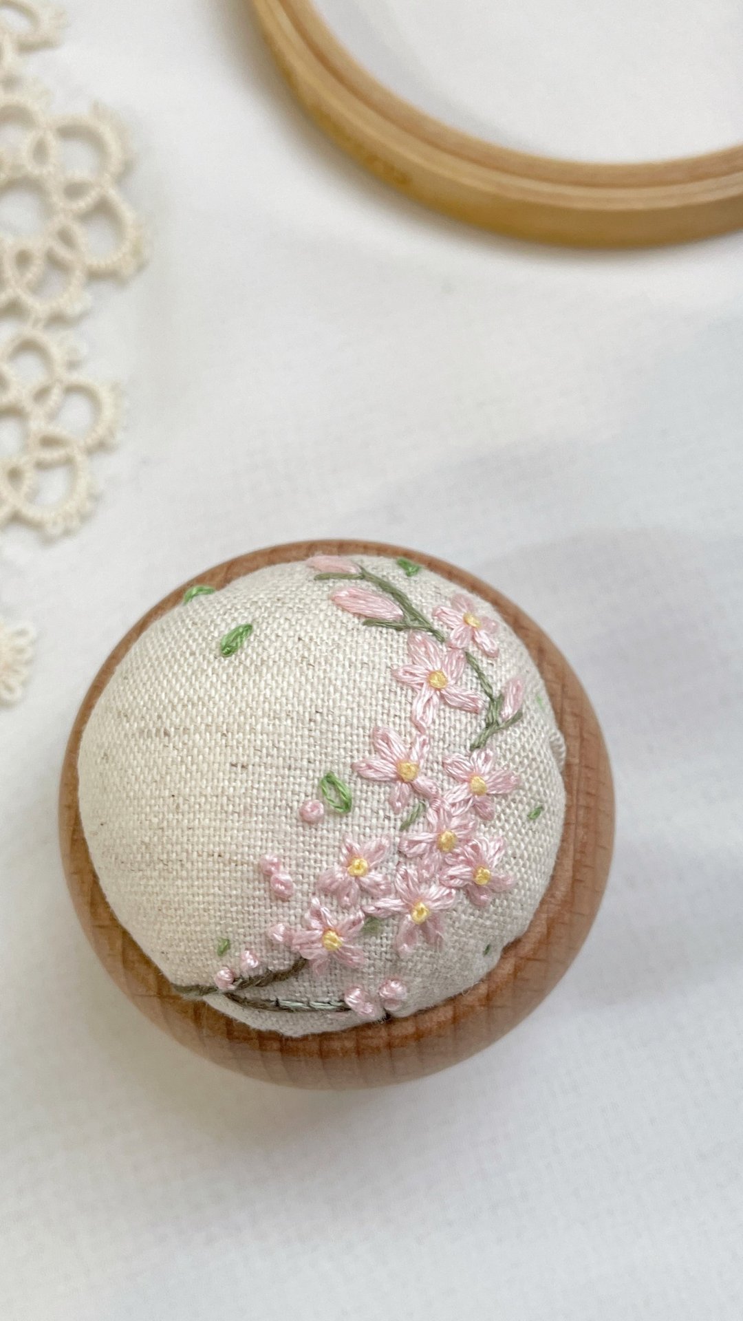 【芳小姐手作】唯美手作 春樱原木底座 针插刺绣包 针插垫 - 编织/刺绣/羊毛毡/裁缝 - 棉 粉红色