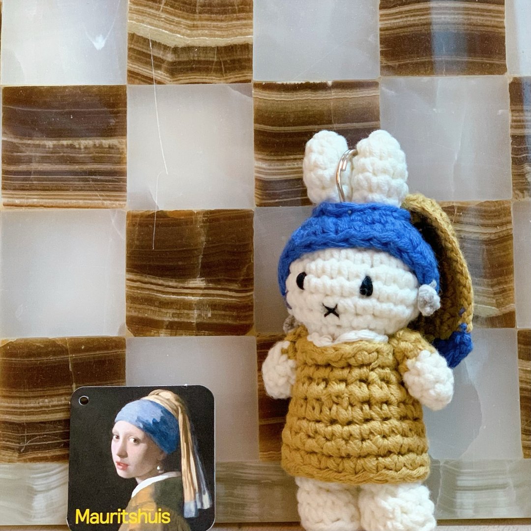 Just Dutch | Miffy 手工编织 戴珍珠耳环的少女 钥匙圈 吊饰 - 钥匙链/钥匙包 - 棉 卡其色