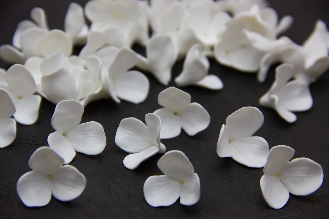 White flowers with three petals making jewelry 2.5 cm, Polymer clay flower. - 零件/散装材料/工具 - 塑料 白色