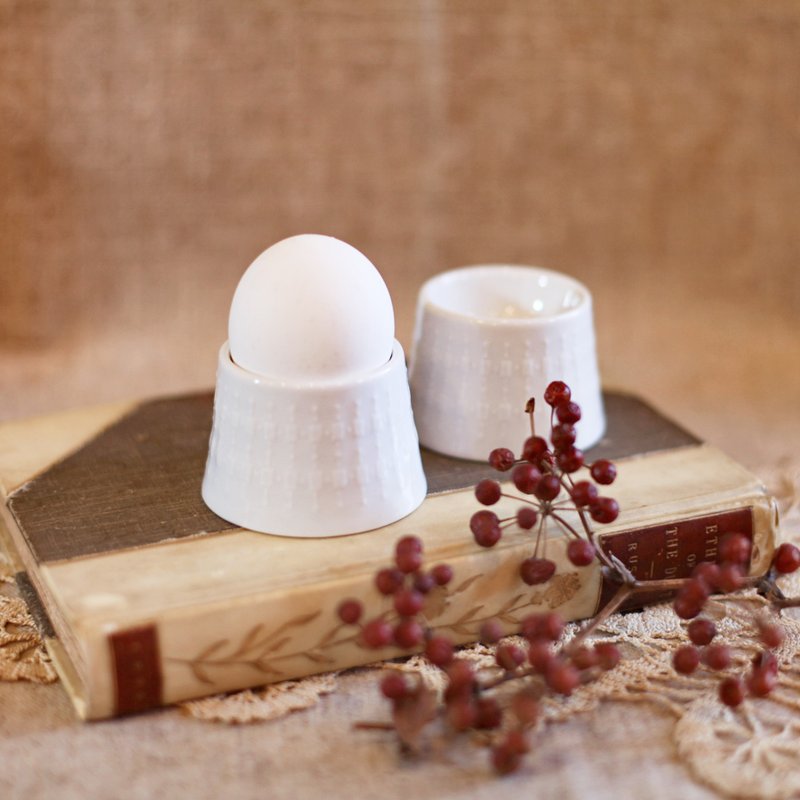 好日恋物/新春特惠一组两个/情人节礼物/德国vintage浮雕陶瓷蛋杯 - 浅碟/小碟子 - 陶 白色