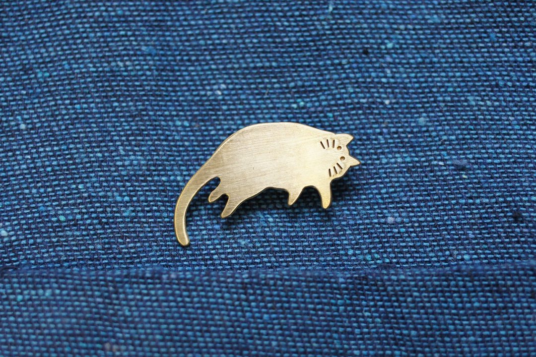 手造黄铜猫胸针 #02。Handmade Brass Cat pin。真鍮锻金ブローチ - 胸针 - 铜/黄铜 橘色