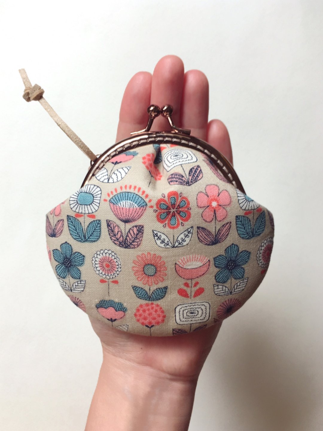 hm2。花儿朵朵 贝壳。口金包 - 零钱包 - 棉．麻 卡其色