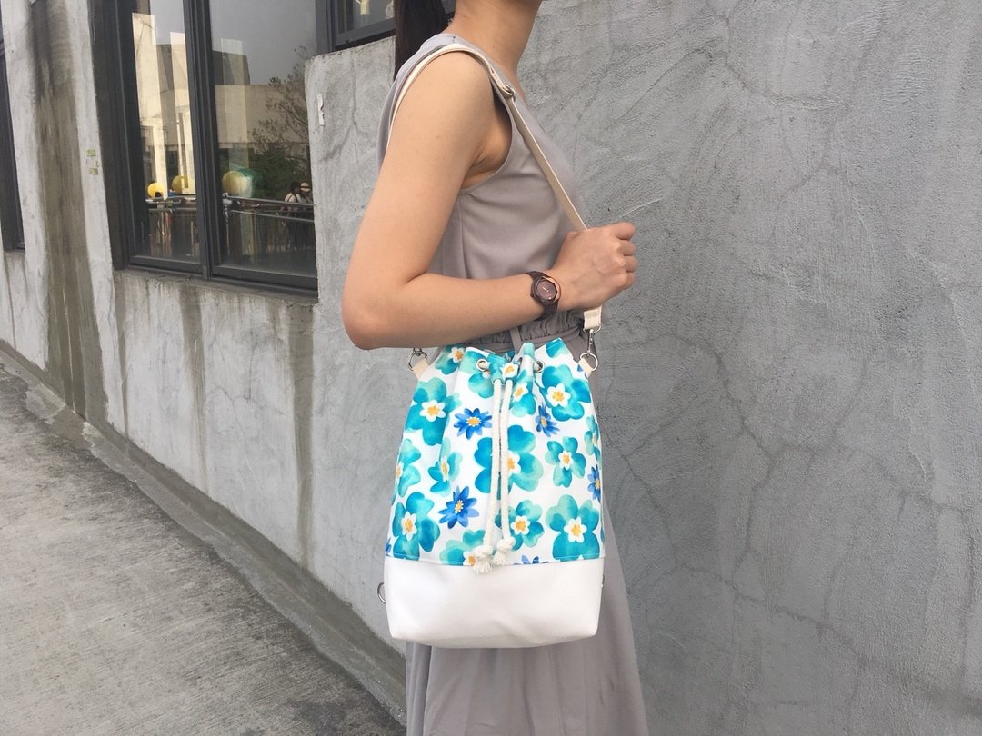 手绘风蓝蓝花儿3way束口水桶包(手提/肩背/后背) - 侧背包/斜挎包 - 棉 蓝色