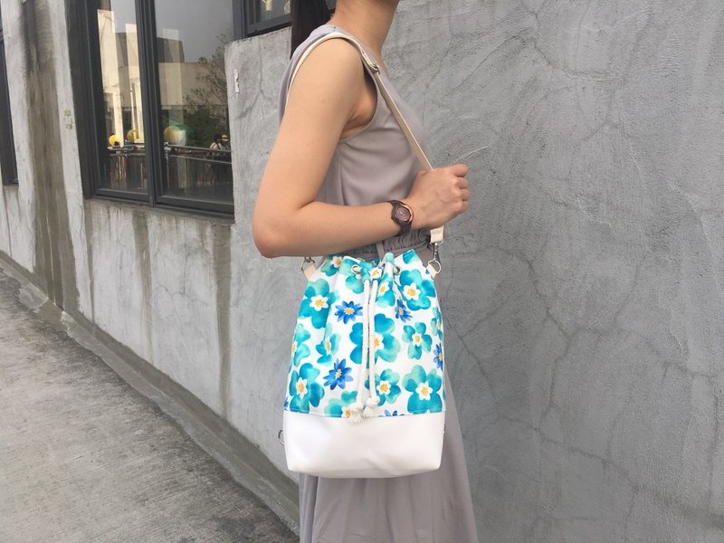 手绘风蓝蓝花儿3way束口水桶包(手提/肩背/后背) - 侧背包/斜挎包 - 棉．麻 蓝色