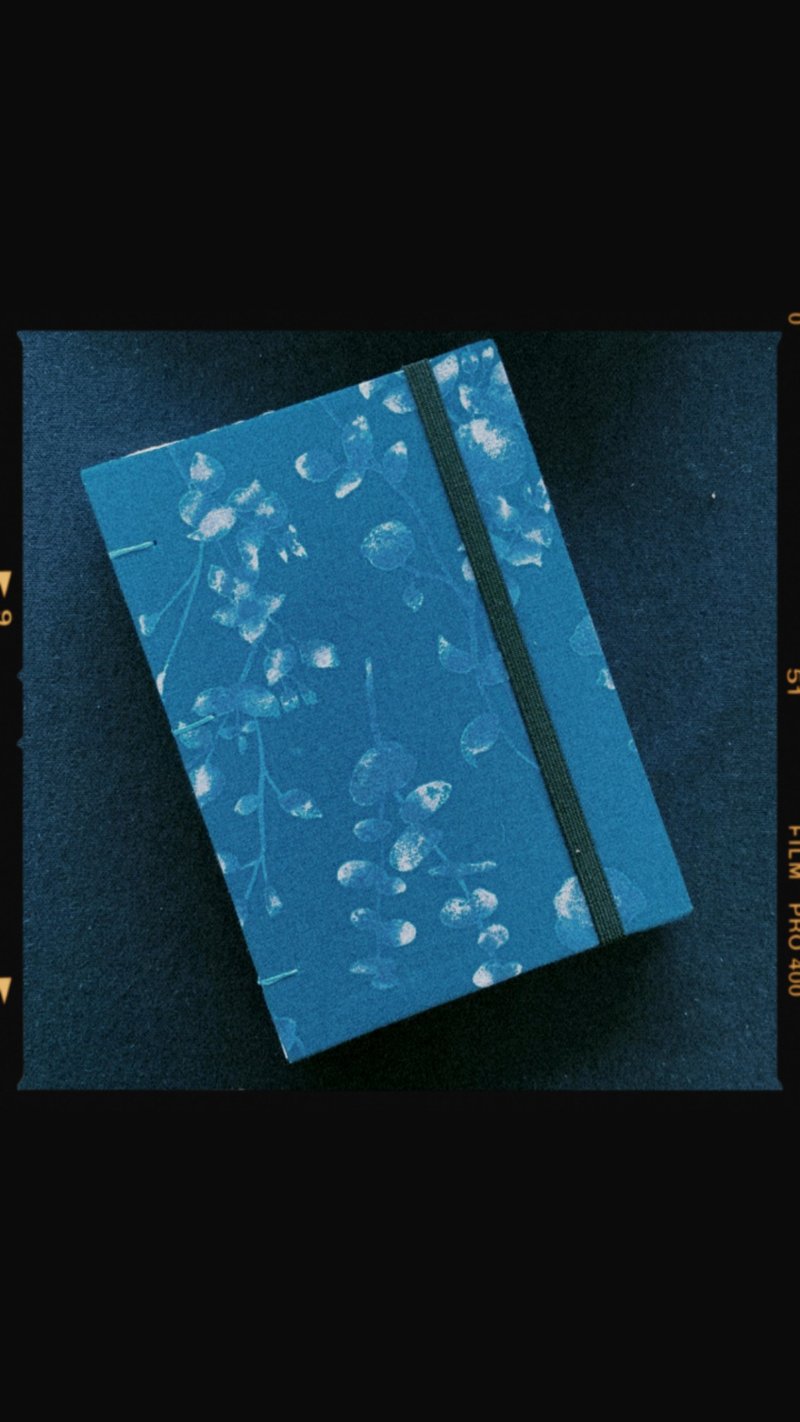 【圣诞礼物】蓝の花语故事 - 2026 无时效 A6 手缝手帐本 - 笔记本/手帐 - 纸 