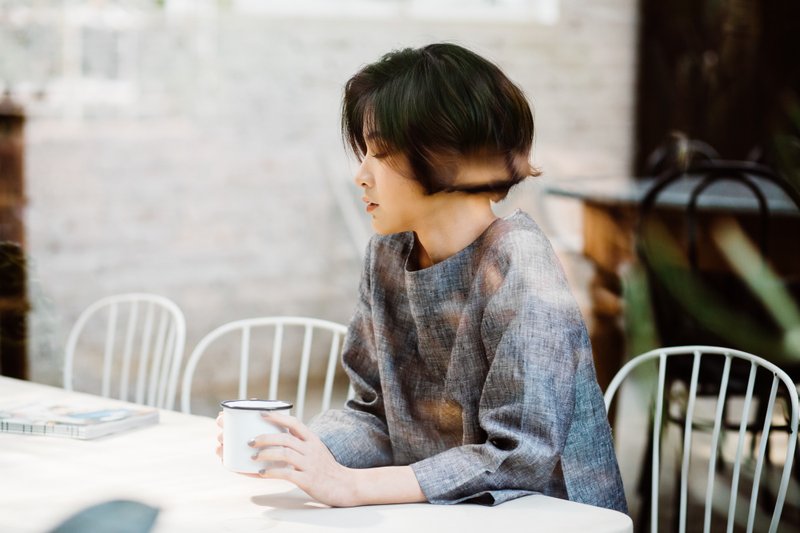 亚麻制七分袖衬衫-暗灰色 - 女装上衣 - 棉．麻 银色