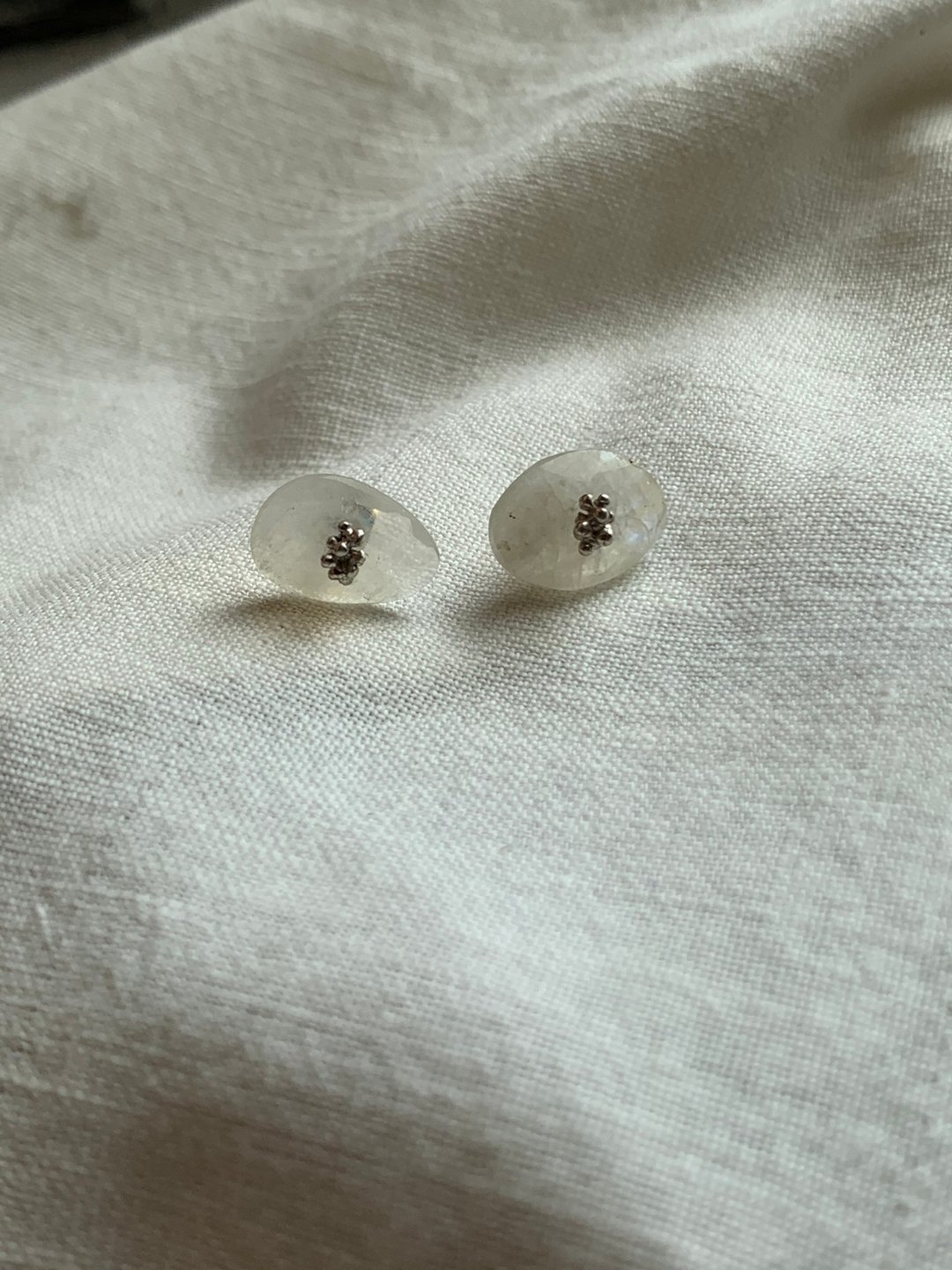 Rainbow Moonstone 2way earrings - 耳环/耳夹 - 半宝石 白色