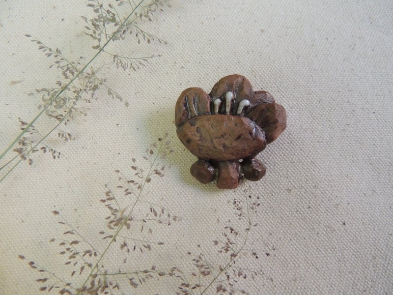 陶艺手作-陶胸针-质朴小花花 - 胸针 - 陶 咖啡色