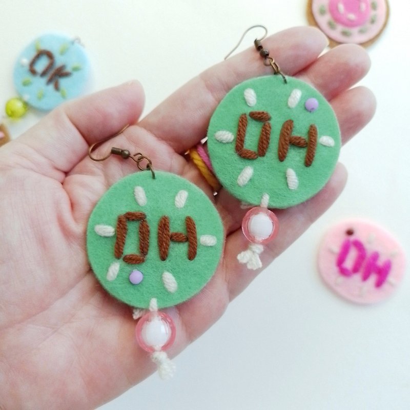 手工制作的自由形状耳环，用羊毛刺绣，硬毡上的珠子，1.5x3.25 英寸 - 耳环/耳夹 - 其他材质 绿色