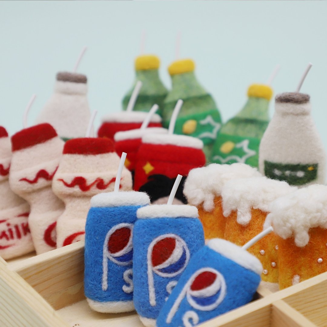 羊毛氈手作 飲料系列百事養樂多雪碧啤酒旺仔 手工胸針/別針/髮夾 - 胸针 - 羊毛 白色