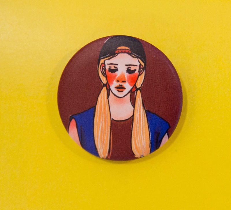 滑板女孩徽章 - 胸针 - 塑料 咖啡色