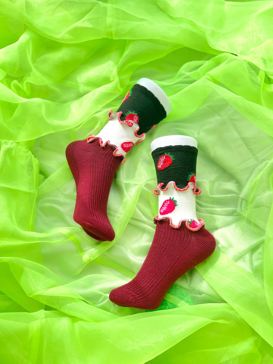 粉色×黑色 草莓 缤纷荷叶边袜子 抢眼袜子 个性袜子 22.5〜25 女袜 socks - 袜子 - 其他材质 红色