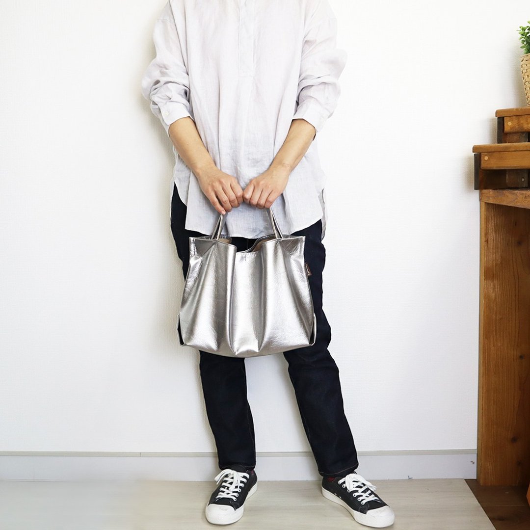 Light tote bag M size Metallic silver Lightweight Material that is safe even when wet with water Made of vegan leather that is resistant to scratches Made to order - 手提包/手提袋 - 人造皮革 银色