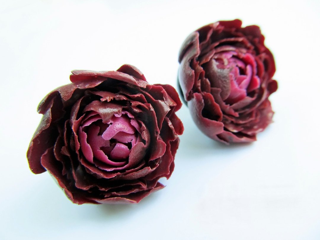Burgundy peony earrings Large flower peony stud earrings botanical Floral stud - 耳环/耳夹 - 粘土 紫色