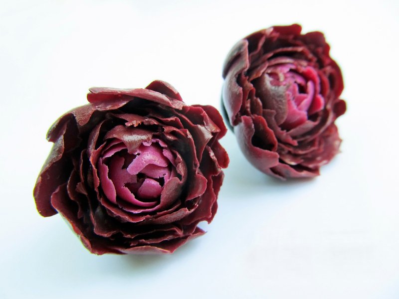 Burgundy peony earrings Large flower peony stud earrings botanical Floral stud - 耳环/耳夹 - 粘土 紫色