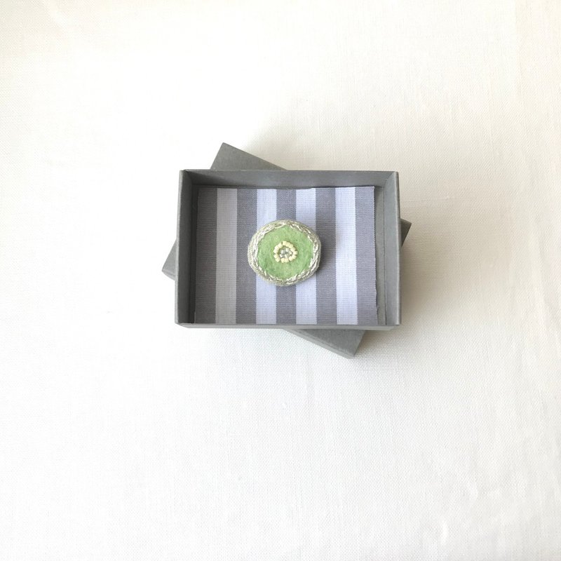 Brooch / 一輪の花/再販なし - 胸针 - 绣线 绿色