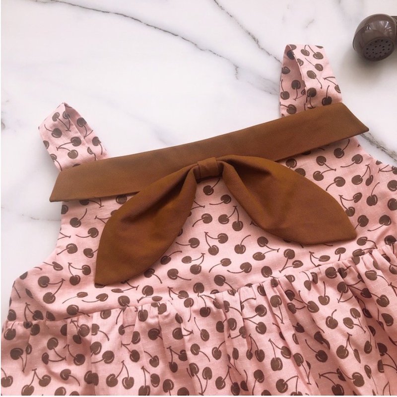 CHILDHOOD 柴虎 樱桃误入焦糖舒芙蕾—宽版蝴蝶结吊带洋装 - 童装礼服/连衣裙 - 棉．麻 