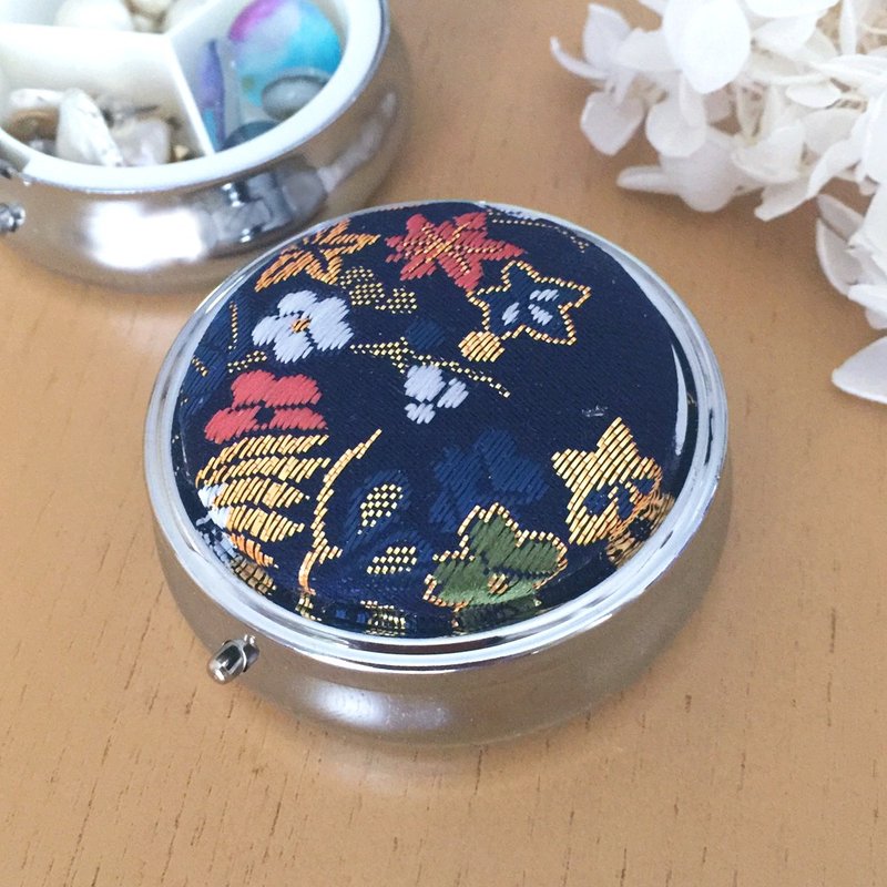 Pillbox with Japanese Pattern ( Large / 3 compartments / Silver ) - Gold Brocade - 收纳用品 - 其他金属 蓝色