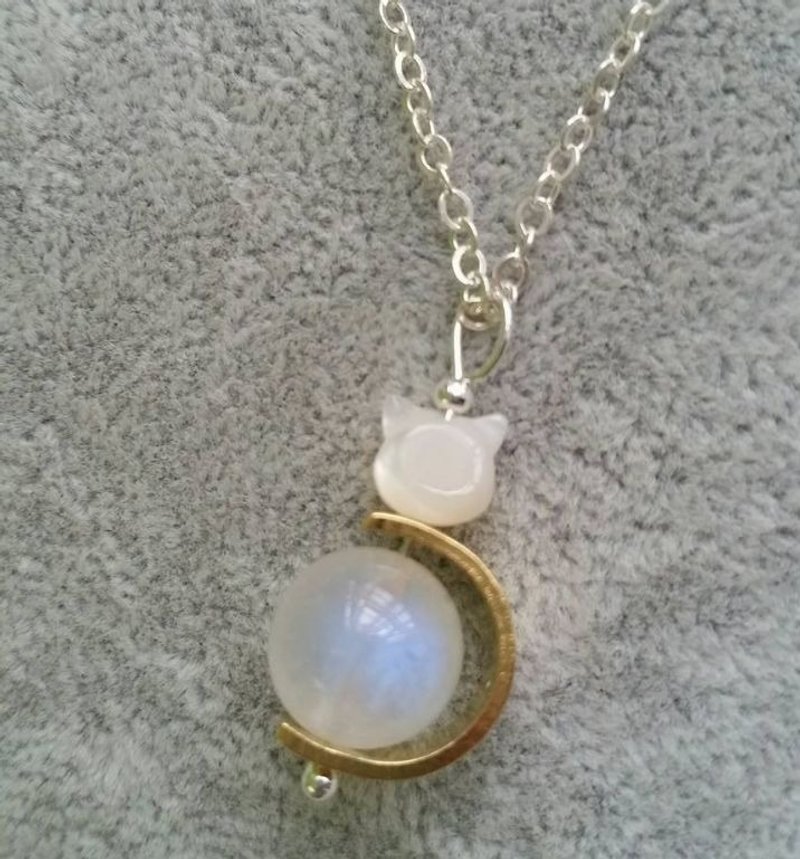 ~10mm 蓝光月亮石 黄铜， 贝母猫 925 纯银颈链 10MM moonstone with cat shape mother pearl 925 silver necklace - 项链 - 宝石 蓝色