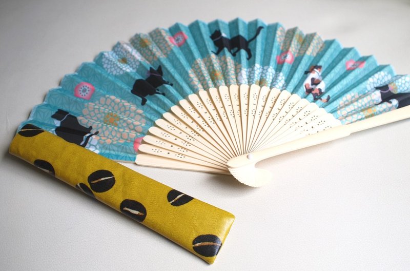 Hiya Lohas。随身凉爽扇子套组-猫咪嬉戏-最后一组 - 扇子 - 棉．麻 黄色