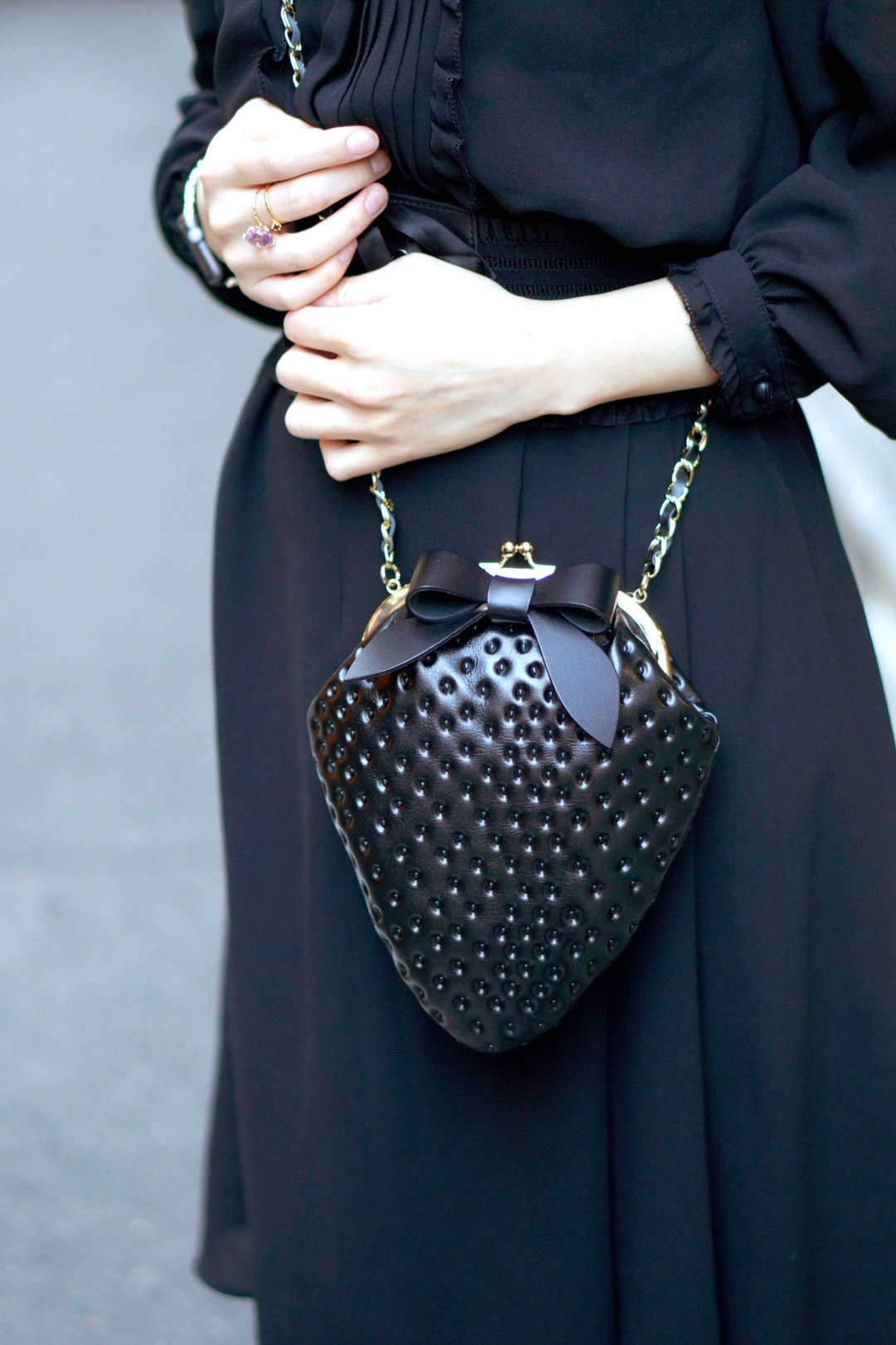 Black strawberry bag shoulder bag made of genuine leather - 侧背包/斜挎包 - 真皮 黑色