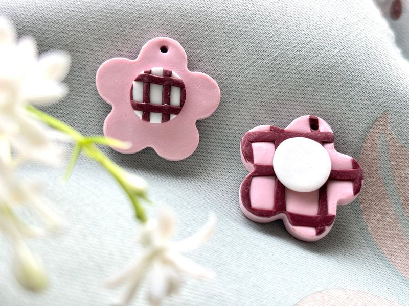 【不对称粉格子花】– 软陶扩香耳环 s925银镀金耳针/耳勾 - 耳环/耳夹 - 陶 粉红色