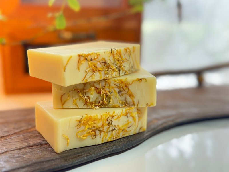 古典女人香润肤皂  | 金盏花植萃.桧木精油木质香调 - 洗发用品 - 植物．花 金色