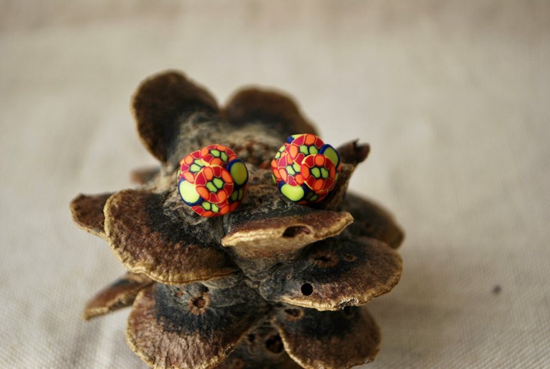 小颗粒圆形耳针／耳夹 橘色・粉色・黄绿色 - 耳环/耳夹 - 粘土 多色