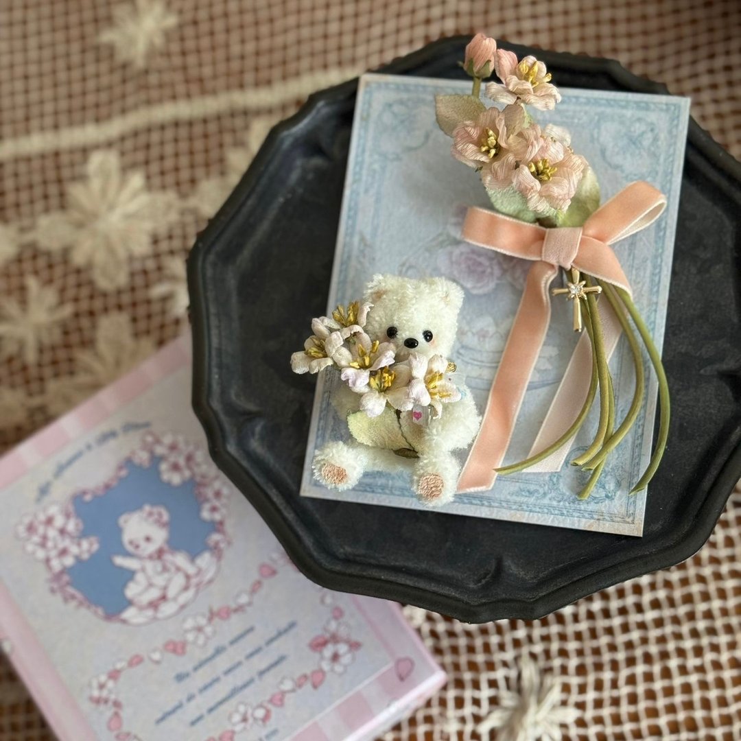 Lilly Bloom x Miss Summer Collab Box Set-樱花小熊胸针及盒子 - 胸针 - 其他材质 粉红色