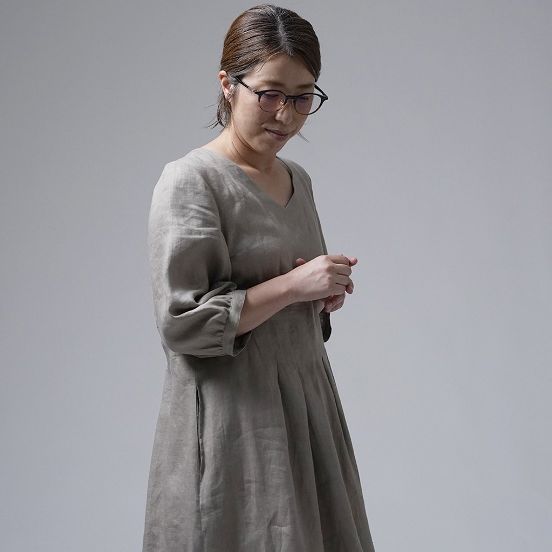 wafu [Linen Dress] Soft and smart Linen dress / gray beige a062k-gbe1 - 洋装/连衣裙 - 棉．麻 卡其色