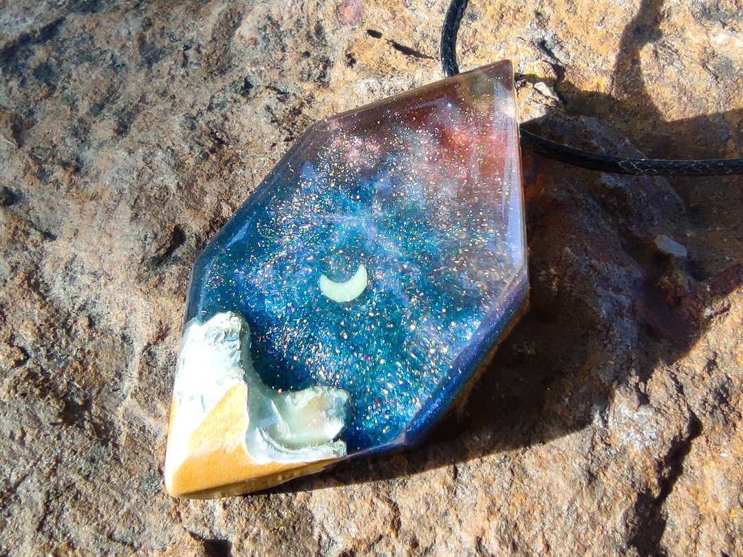 Pendant with Chandra Shining Napha necklace. - 颈链 - 树脂 多色
