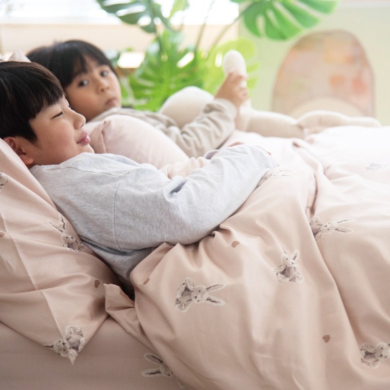 DR911 奶茶兔 床包枕套/被套组 300织长绒棉 童趣绘本风  台湾制 - 寝具 - 棉．麻 