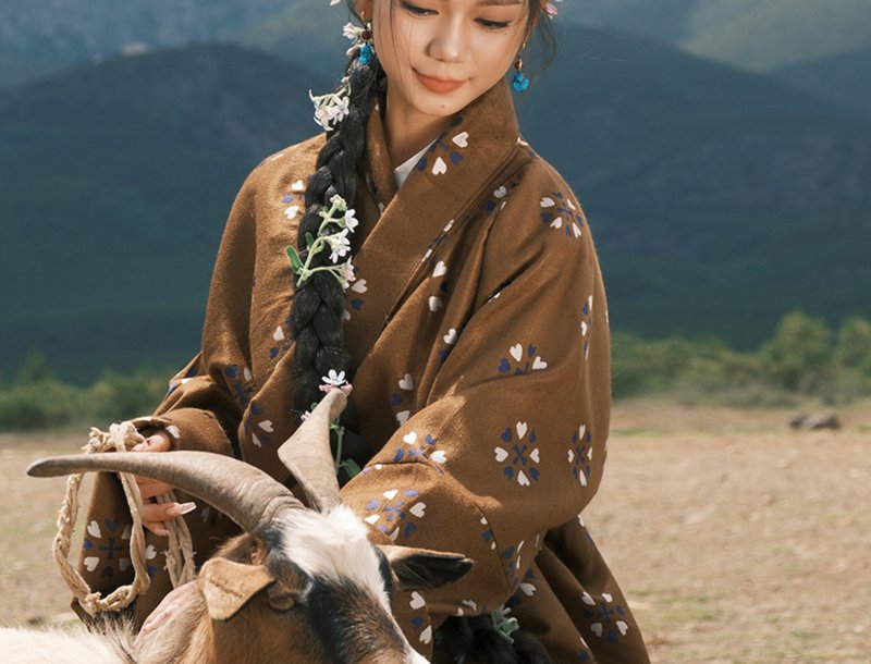 【云影漫过草甸】新中式复古藏风 爱心氆氇风衣外套 - 洋装/连衣裙 - 其他材质 多色