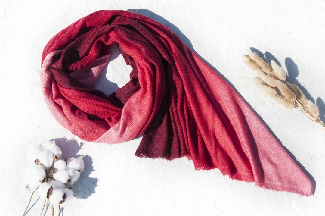 喀什米尔Cashmere/羊绒围巾/纯羊毛围巾披巾/戒指绒披肩-红白渐层 - 围巾/披肩 - 羊毛 红色