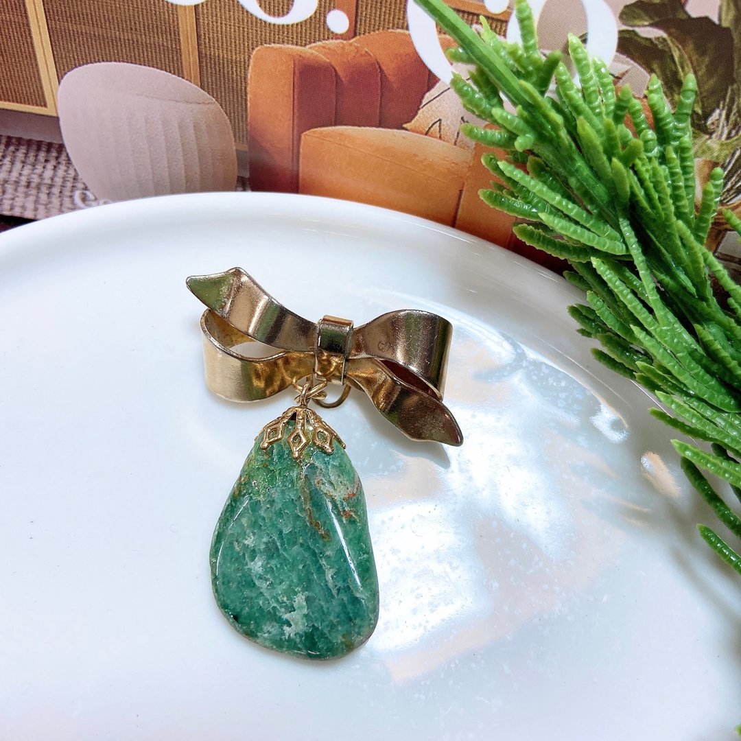 【西洋古董饰品】蝴蝶结垂坠天然绿东菱玉石水晶 晃动胸针胸章 - 胸针 - 贵金属 绿色